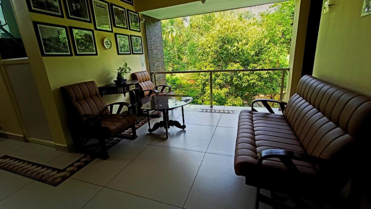 Hotel Athirapilly On The Rocks à Athirappilly Extérieur photo