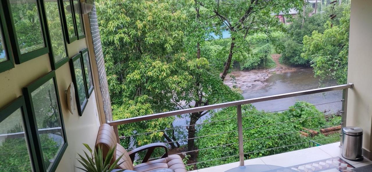 Hotel Athirapilly On The Rocks à Athirappilly Extérieur photo
