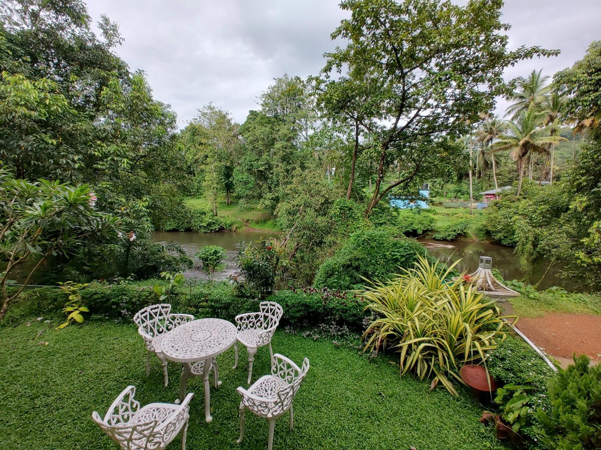Hotel Athirapilly On The Rocks à Athirappilly Extérieur photo